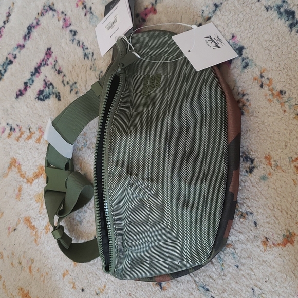 Herschel Supply Company Other - Herschel Sixteen camo bag